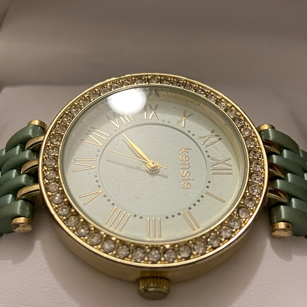 Watch with jewels on rim